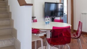 Apartamento, 3 quartos | Área de estar | TV de tela plana