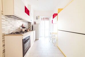 Appartement, 1 slaapkamer | Privékeuken | Een koelkast/vriezer, een oven, een kookplaat, een espressoapparaat