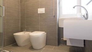 Appartement, 1 chambre | Salle de bain | Douche, séchoir à cheveux, bidet, serviettes fournies