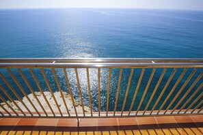 A balcony with a metal railing overlooking a body of water. - SOBREMAR Apartment - STUNNING Views (Salou)