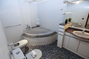 Bathtub, towels