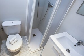 Bathtub, towels