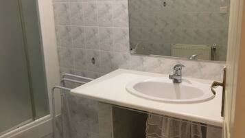 Tweepersoonskamer | Badkamer met wastafel