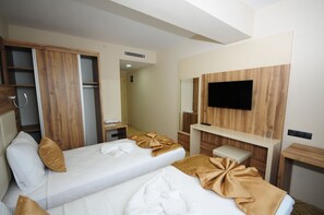 Standard Twin Room | Television - Grand Hekimoglu Hotel (Izmir)
