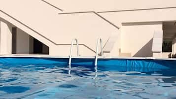 Piscina stagionale all'aperto, ombrelloni da piscina, lettini