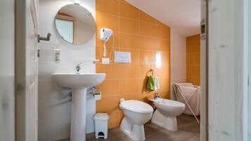 Camera tripla | Bagno | Doccia, bidet, asciugamani, carta igienica