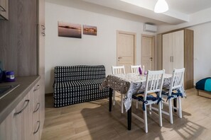 Departamento Confort, 1 habitación (Bilo 6) | Área de sala de estar | Televisión de pantalla plana