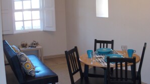 Apartamento, 2 habitaciones | Sala de estar | Una televisión de pantalla plana