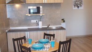 Apartamento, 2 habitaciones | Cocina básica privada | Cafetera o tetera, frigorífico, microondas y placa de cocina
