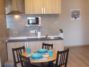 公寓, 2 间卧室 | 私人简易厨房 | 冰箱、微波炉、炉灶、茶具/咖啡用具