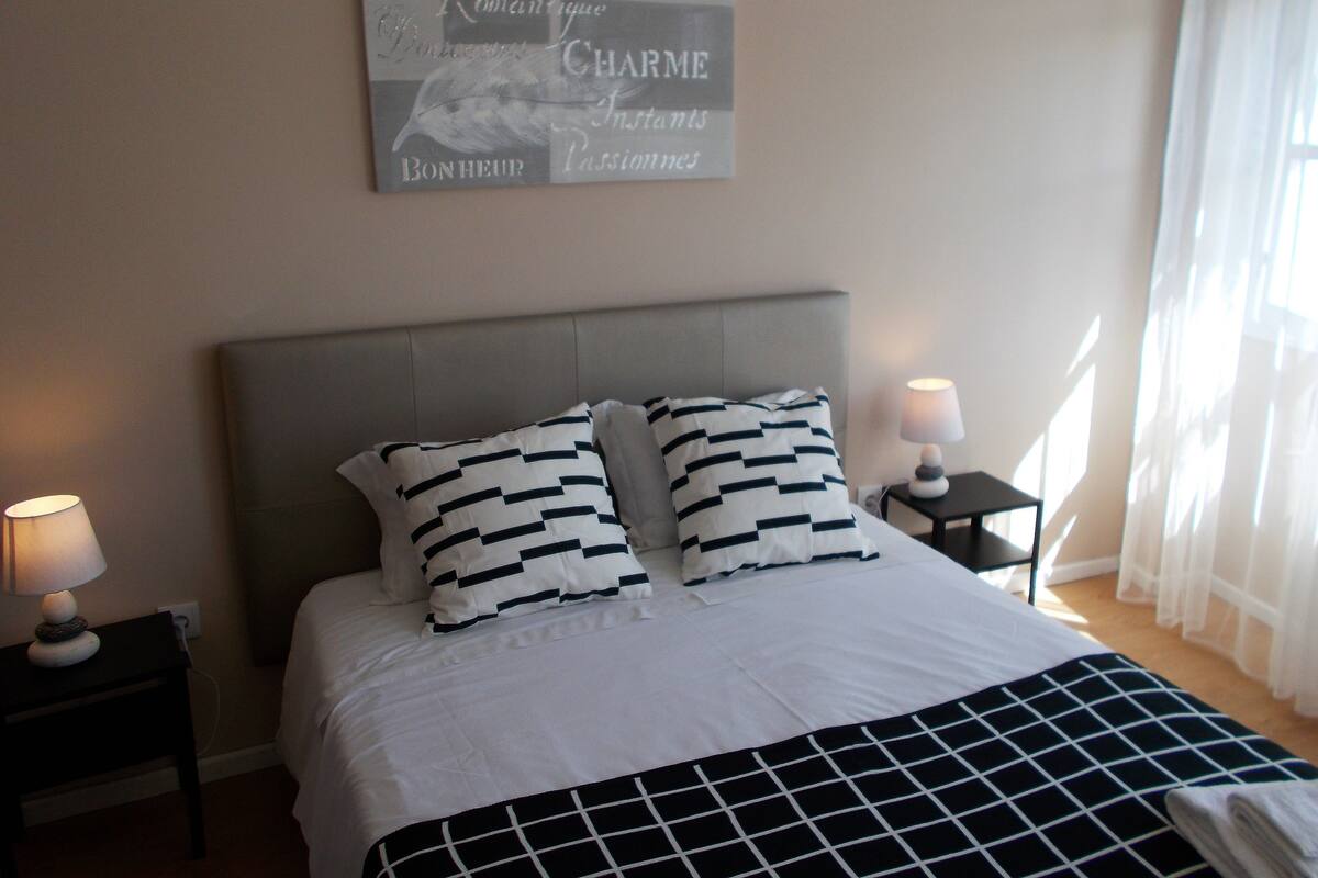 Apartamento familiar | 2 dormitorios, cortinas opacas, tabla de planchar con plancha