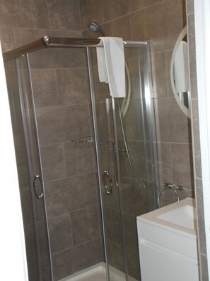 Apartamento, 2 quartos | Banheiro | Chuveiro, secador de cabelo, toalhas de banho 