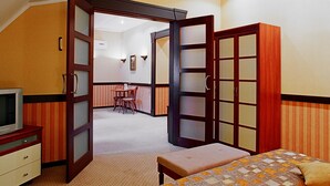 Une chambre d’hôtel avec un lit, une télévision, un bureau et une chaise.