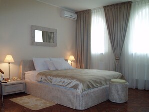 In-room safe, iron/ironing board, free WiFi, bed sheets - ZS Club Hotel (Kharkiv)