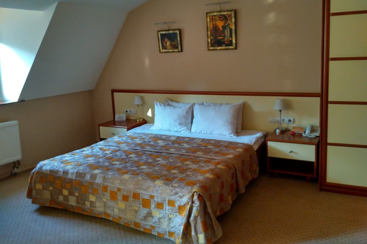 Junior Suite | In-room safe, iron/ironing board (on request), WiFi (free), bed sheets