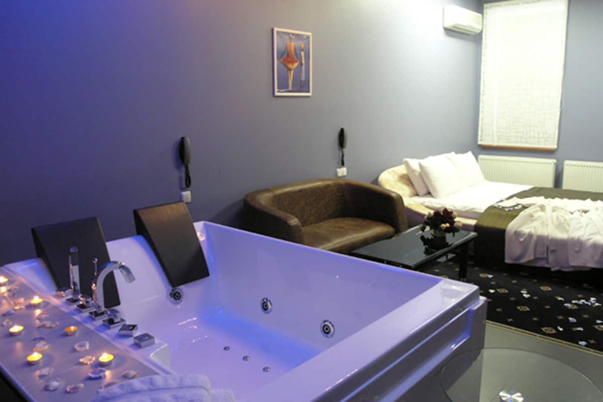 Romantic Room | In-room safe, iron/ironing board (on request), WiFi (free), bed sheets