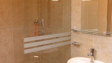 Ducha, artículos de tocador gratuitos, secador de pelo, jabón