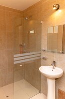 Ducha, artículos de tocador gratuitos, secador de pelo, jabón