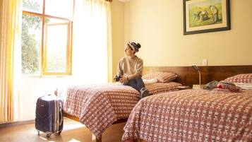 Muebles diferentes, escritorio, cortinas blackout y ropa de cama