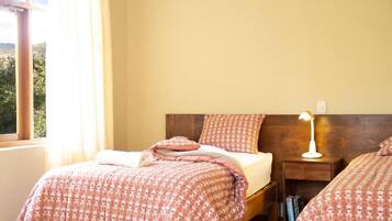 Individualmente mobiliados, escrivaninha, cortinas blackout