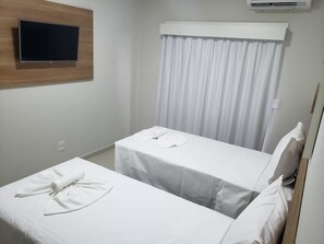 Habitación estándar con 2 camas individuales | Ropa de cama de alta calidad, minibar, escritorio