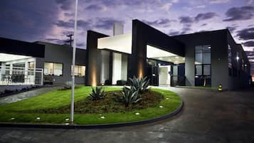 Fachada da propriedade à noite