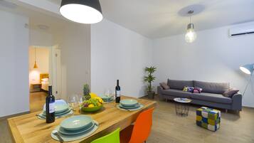 Royal Apartment, Balcony | Living room | 125-cm Smart TV with satellite channels, TV, Netflix