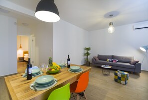 Royal Apartment, Balcony | Living room | 125-cm Smart TV with satellite channels, TV, Netflix - Bulli Croatia  (Seget)