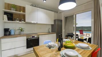 Apartemen Mewah | Dapur pribadi | Lemari es besar, oven, kompor, dan mesin pencuci piring
