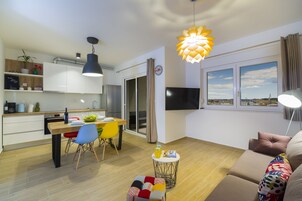 Lägenhet Deluxe | Vardagsrum | 125-centimeters smart-tv med satellitkanaler, tv och Netflix
