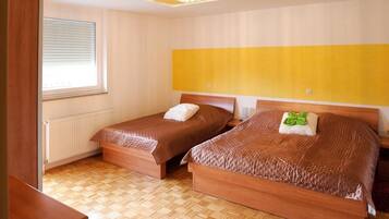 Comfort Apartment | Peti besi dalam bilik, dihias secara berasingan, meja