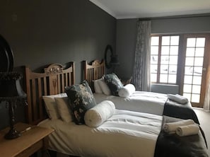 Doppel- oder Zweibettzimmer | Allergikerbettwaren, Schreibtisch, laptopgeeigneter Arbeitsplatz