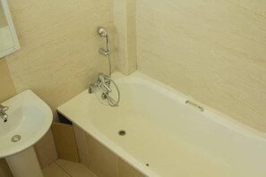 Douche à « effet pluie », articles de toilette gratuits, chaussons