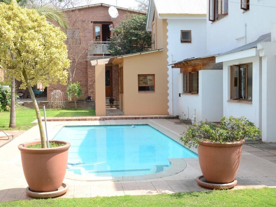 Utendørsbasseng og solsenger