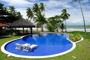 Alberca al aire libre y camastros 