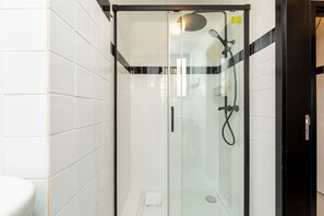 Een douche, een haardroger, handdoeken