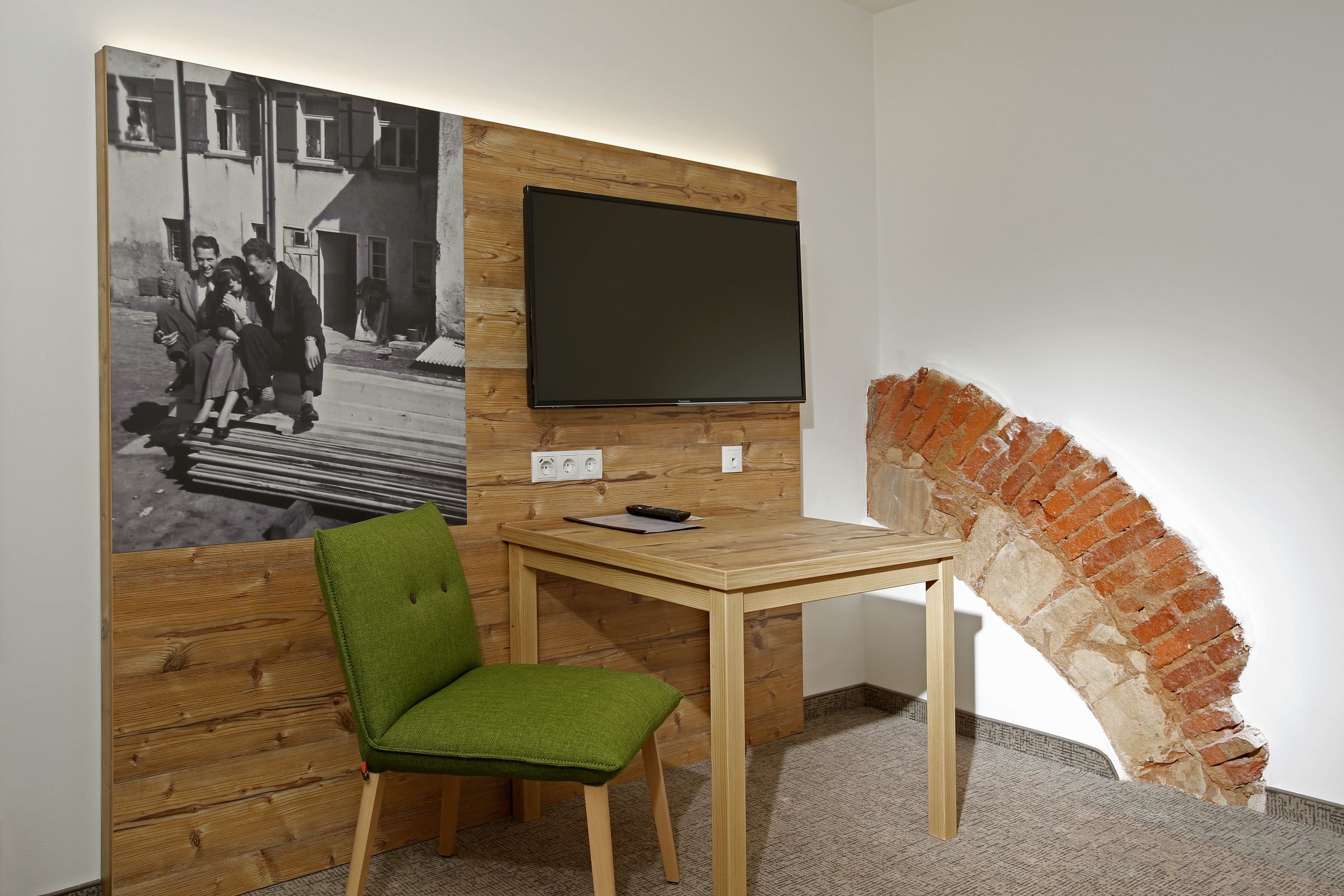 comfort apartment, 1 king bed | television