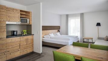 Deluxe Studio Suite | Private kitchen | Electric kettle