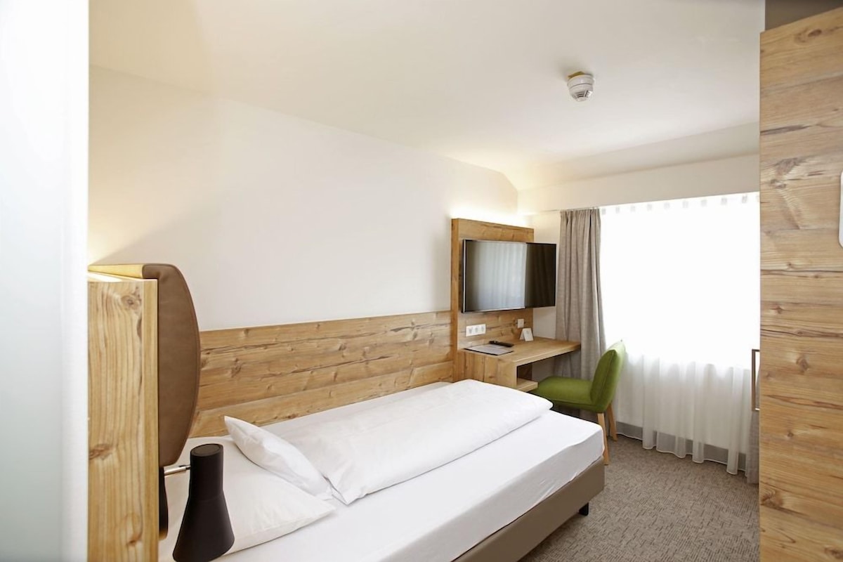 Premium bedding, in-room safe, desk, laptop workspace