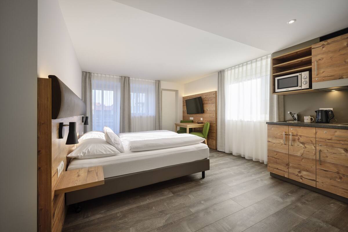 Ropa de cama de alta calidad y caja de seguridad en la habitación