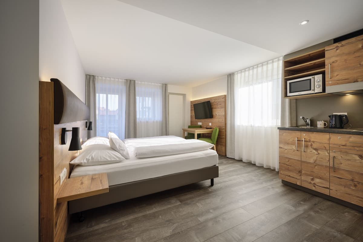 comfort apartment, 1 king bed | 1 bedroom, premium bedding, in-room safe, desk