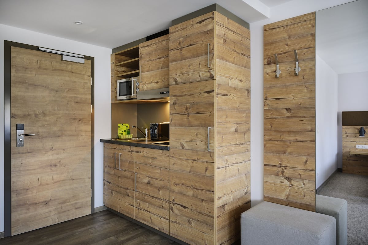 business apartment, 1 queen bed | 1 bedroom, premium bedding, in-room safe, desk