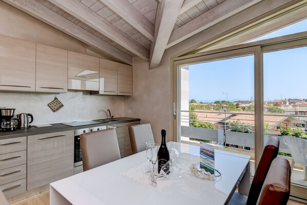 冷蔵庫、電子レンジ、コーヒー / ティーメーカー、電気ポット