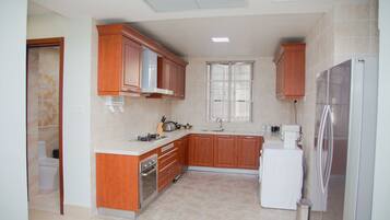 Refrigerador con congelador, horno y parrilla de estufa