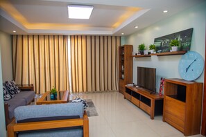 อพาร์ทเมนท์, 3 ห้องนอน | ห้องนั่งเล่น | สมาร์ททีวี 55 นิ้ว พร้อมช่องดาวเทียม, ทีวี