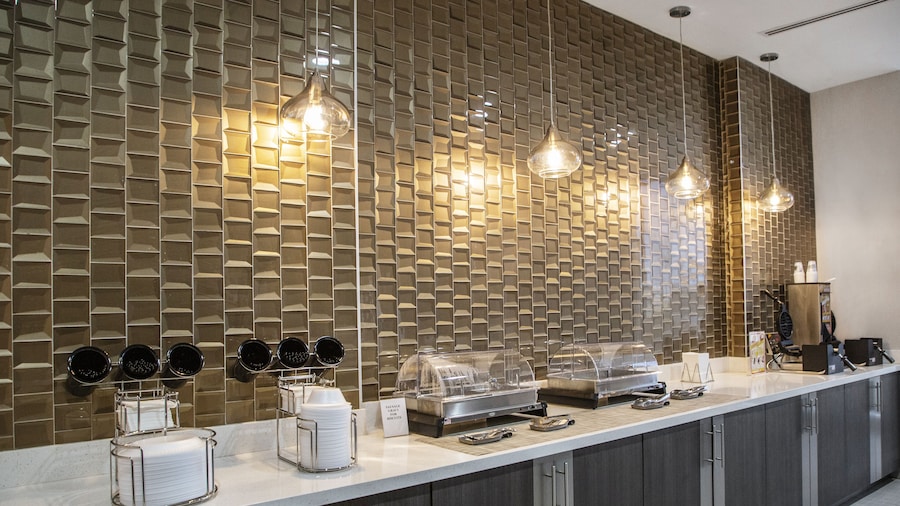 La Quinta Inn & Suites by Wyndham DFW West-Glade Parks
