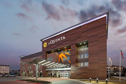 La Quinta Inn & Suites by Wyndham DFW West-Glade Parks