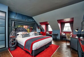 Une chambre à coucher moderne avec un grand lit, un bureau et une chaise.