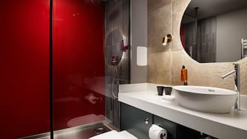 Suite | Bathroom | Free toiletries, hair dryer, towels, soap