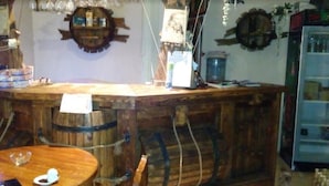 Bar (on property) - Khosrov Hotel (Dashtakar)